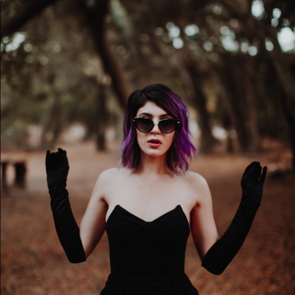 Meet your Posher, Eya